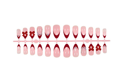 Kunstnagelset mit stylischen Akzenten und dekorativen Details Brehn