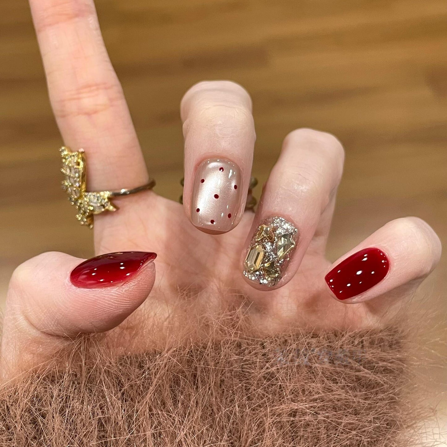 Glamouröse Kunstnägel mit Funkelndem Strass Brehn