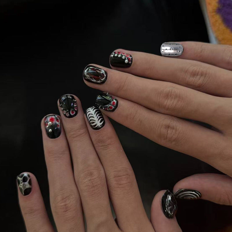 Kunstnagelset mit kreativen Mustern und glamourösen Details Brehn