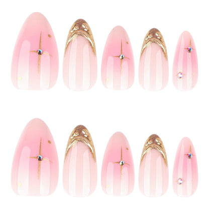 Kunstvolle Nagelverlängerungen mit glamourosem Goldfinish Brehn