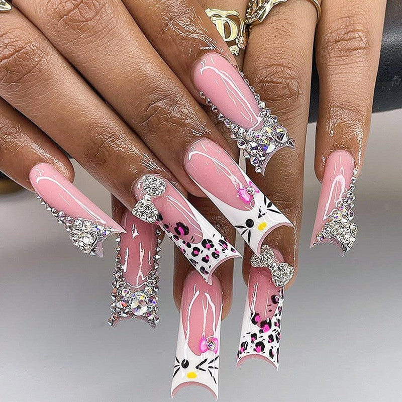 Kunstnagelset mit elegantem Ombre-Finish und spitzen Formen Brehn