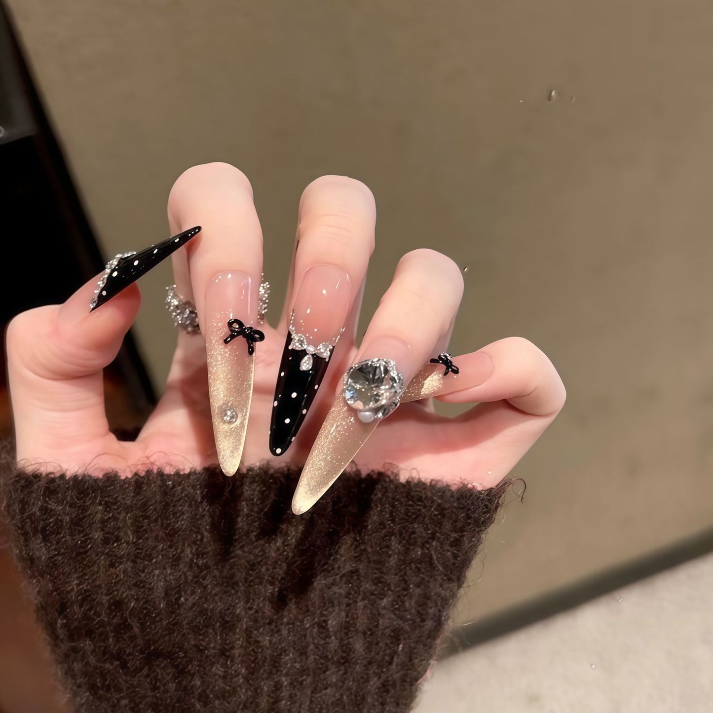 Elegante mit Kristallen verzierte Stiletto-Presse-Nägel Brehn