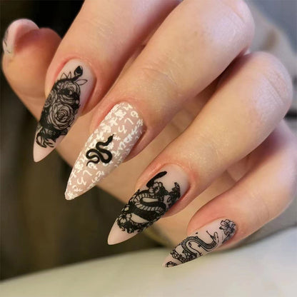 Kunstvolle Nagelverlängerungen im eleganten Stiletto-Stil mit kunstvollen floralen und grafischen Designs Brehn