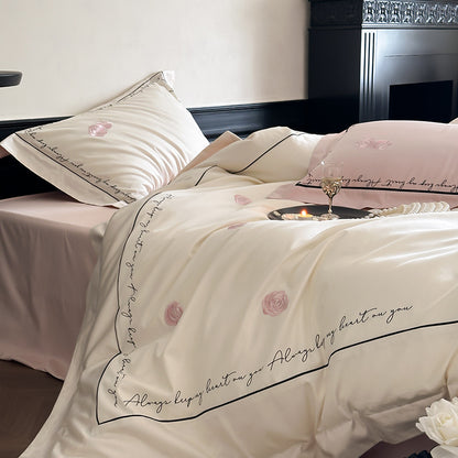 Umkehrbares Seidenglanz-Duvet-Cover-Set mit Blütenblatt-Print und Kissenbezügen mit Schriftkante