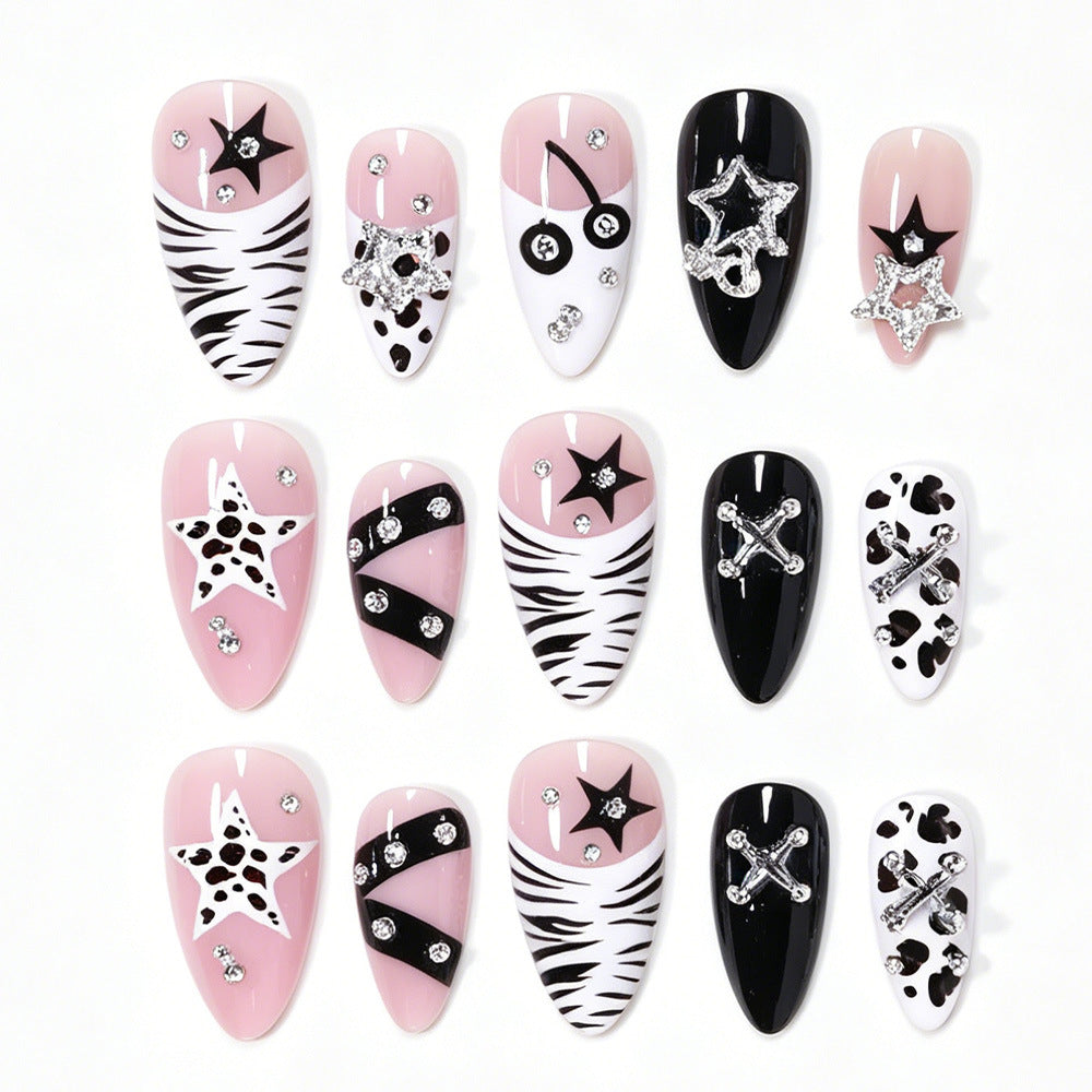 Dekorative Press-On Nagelkunst Tipps mit einzigartigen Akzenten Brehn