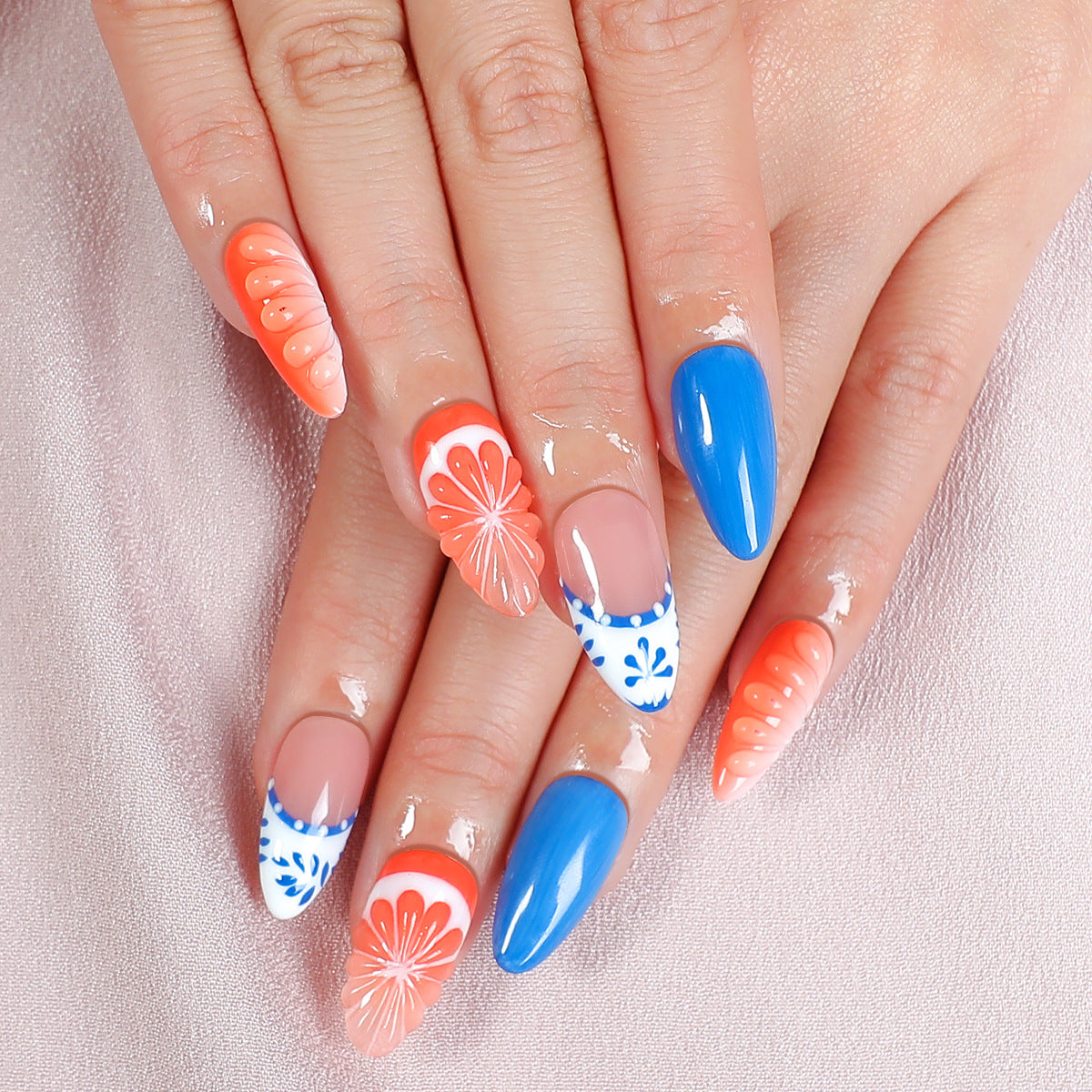 Kunstnagelset mit floralen und bunten Designs Brehn