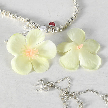 Blumenverziertes Haaraccessoire
