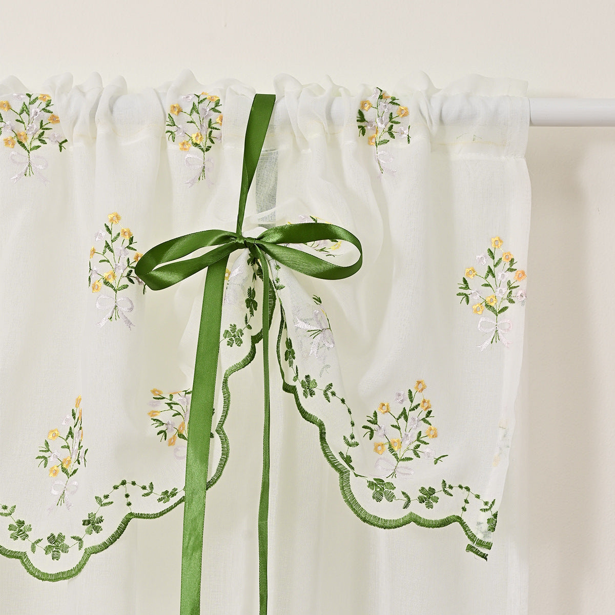 Floral bestickte Fensterbrüstung