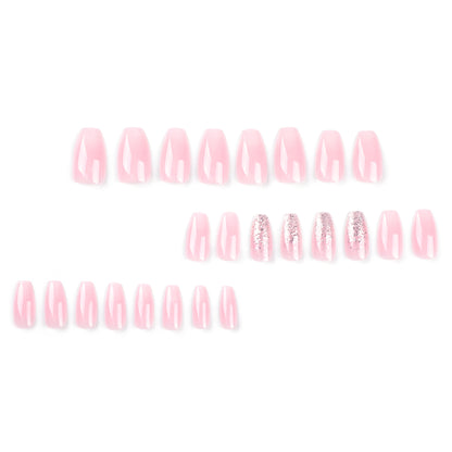 Kunstvolle Gel-Nägel mit Glitzer- und Ombre-Effekten Brehn