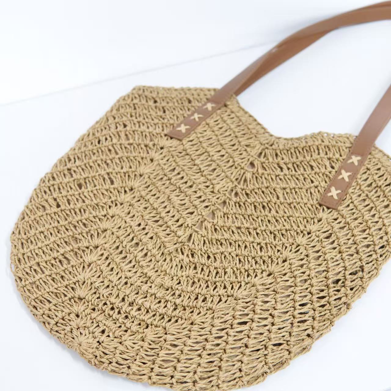 Strandtasche mit Netzstruktur und Quastendetails Brehn