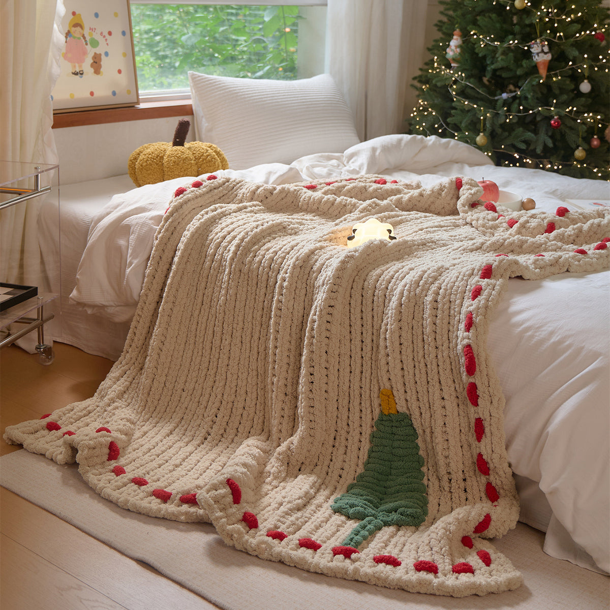 Kuschelige Tagesdecke mit Relief-Teddystruktur, Tannenmotiv und kontrastierter Ziernaht