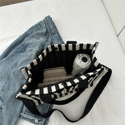 Stylische gestreifte Stofftasche