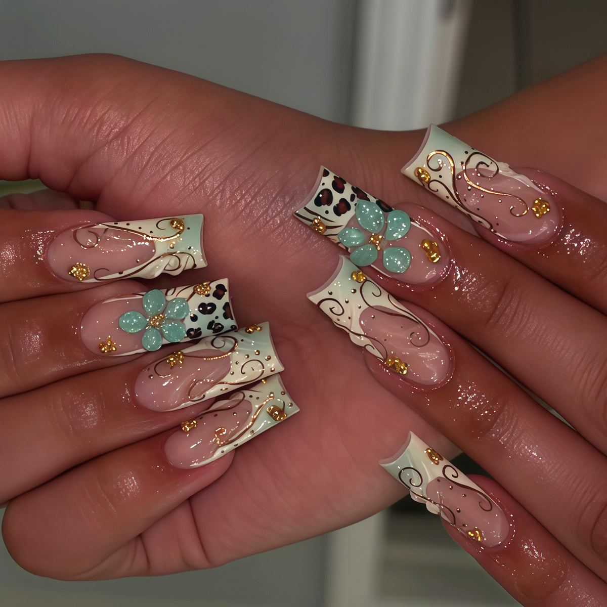 Dekoratives Langes Press-On Nageldesign Brehn