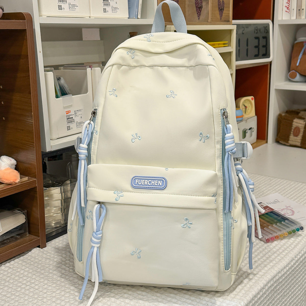 Stylischer Multi-Taschen Rucksack mit pelzigem Schlüsselanhänger Brehn