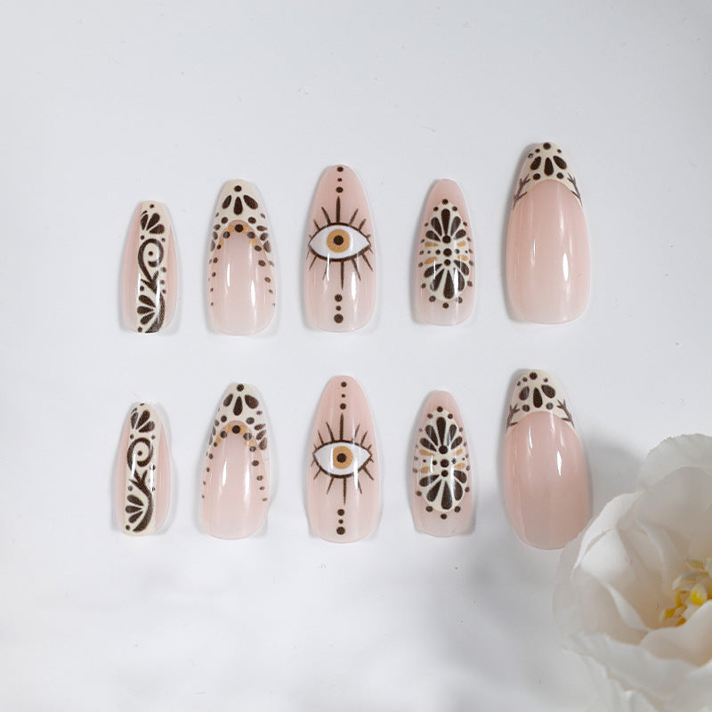 Kunstnagelset mit kreativen und stilvollen Verzierungen Brehn