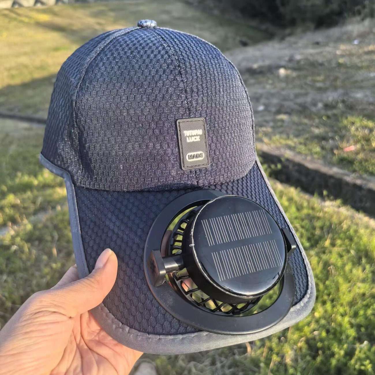Solarbetriebene Baseballmütze mit abnehmbarem Solarventilator und atmungsaktivem Wabenstoff Brehn