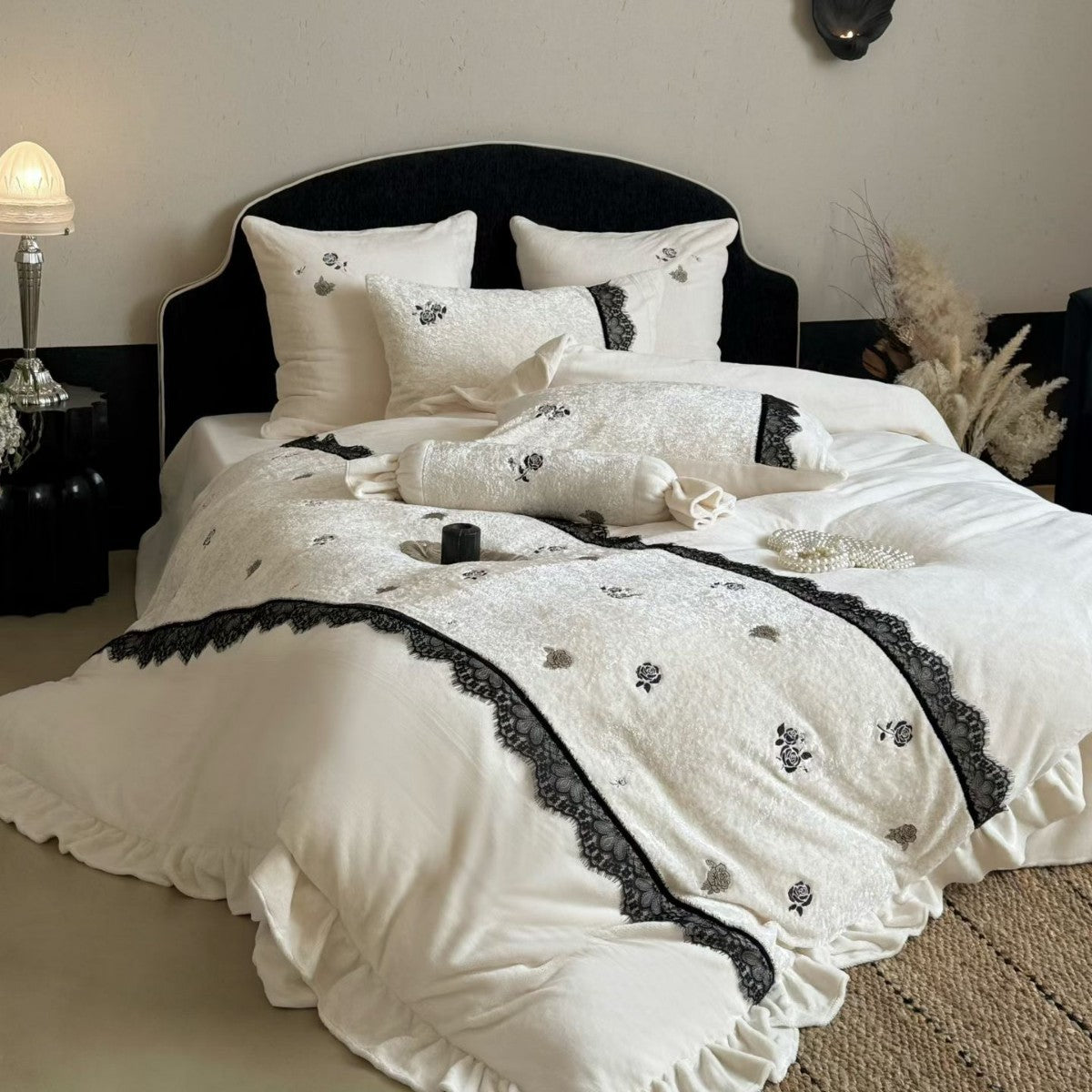 Wendbares Microfleece- und Samt-Bettwäsche-Set mit Rosenstickerei und Spitzenapplikation