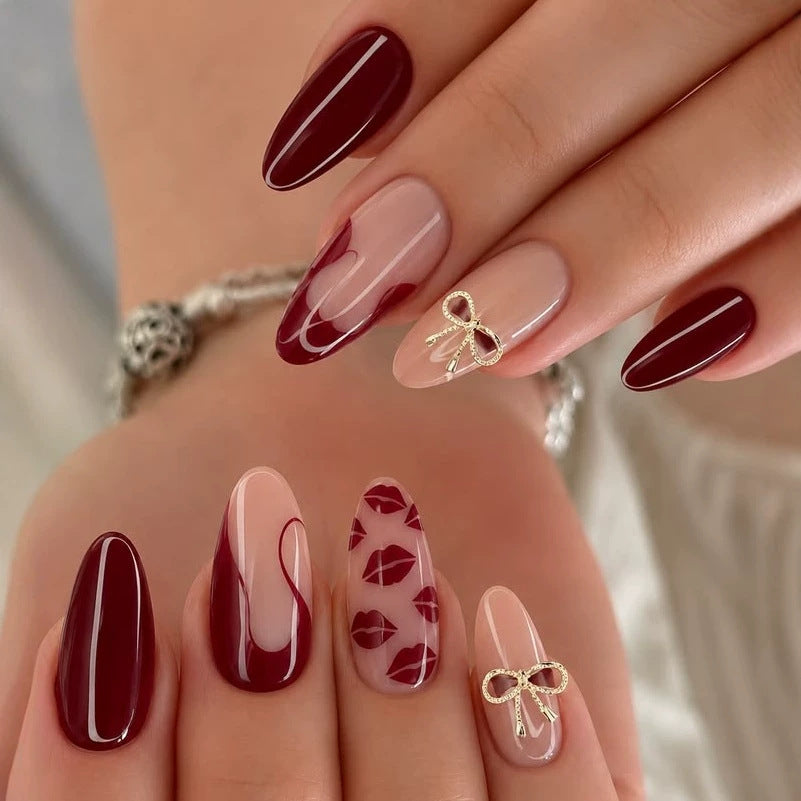 Kunstnagelset mit eleganten Lippenmotiven und Schleifenverzierungen Brehn