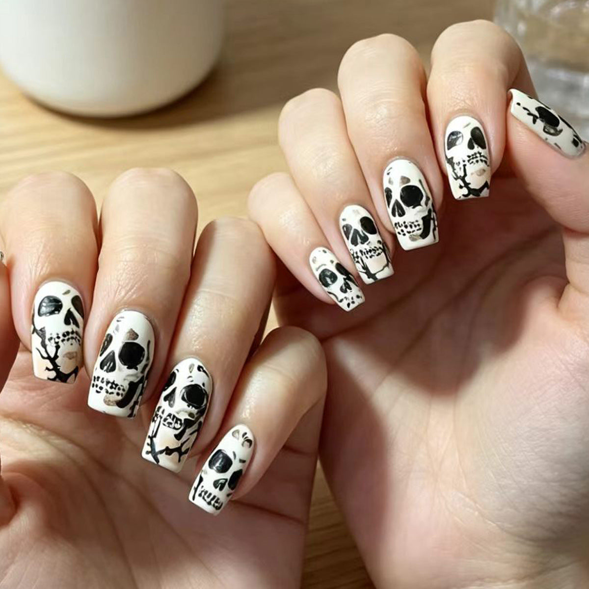 Kreative Kunstnägel mit Detailverliebt Gestaltetem Totenkopf-Design Brehn