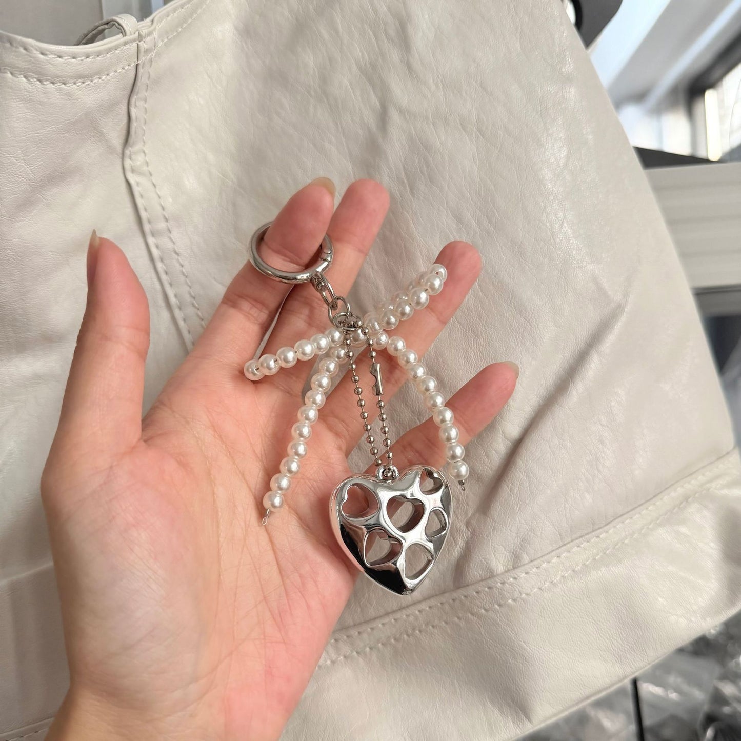 Herzförmiger Charm-Schlüsselanhänger mit Perlen-Schleife Brehn