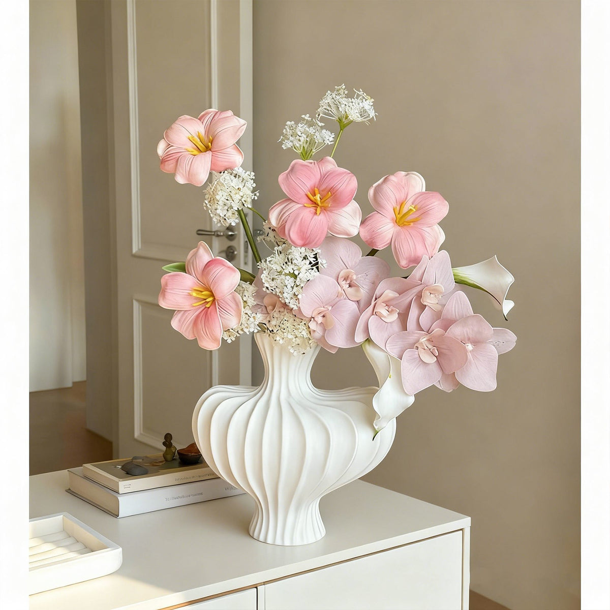 Elegante Blumenvasenarrangement für die Innenraumgestaltung