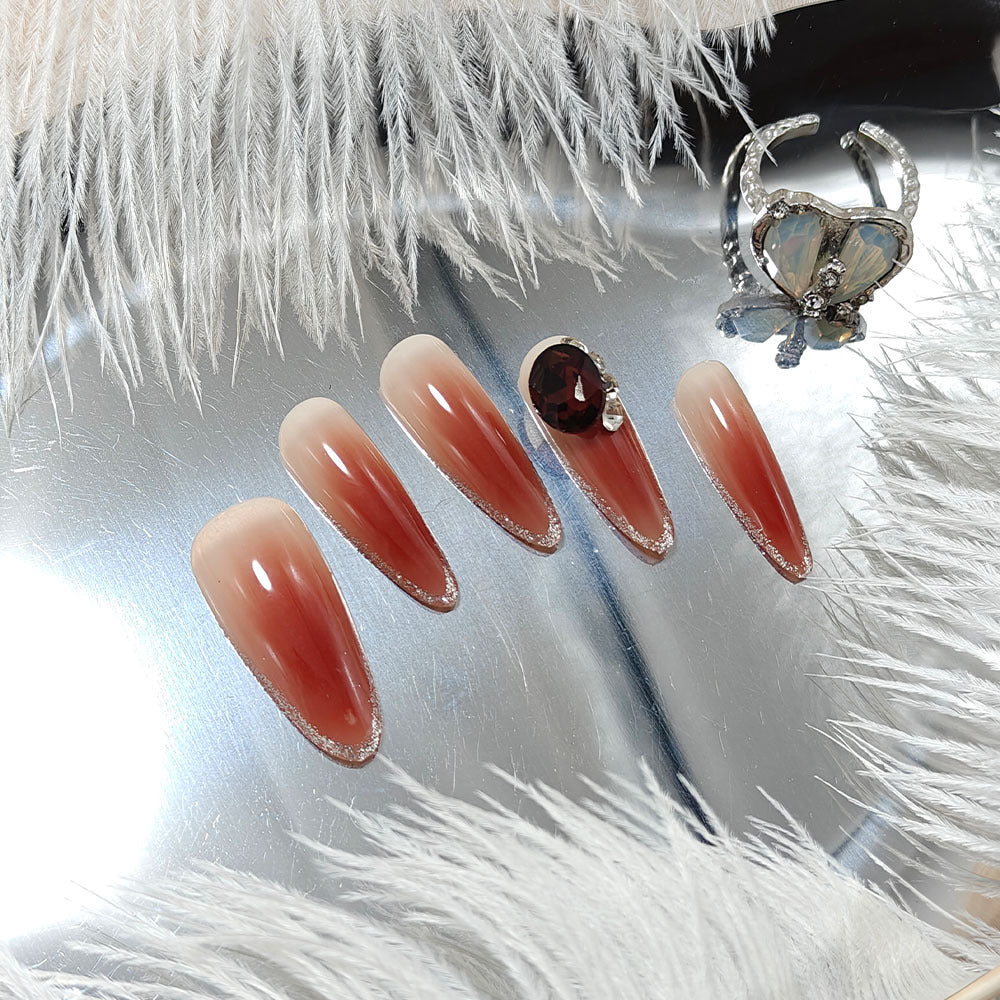 Glitzernde Kunstnägel mit Elegantem Spitzen-Design und Kristallverzierung Brehn
