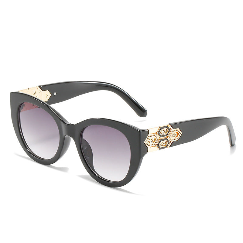 Modische Cat-Eye-Sonnenbrille mit dekorativen Akzenten Brehn