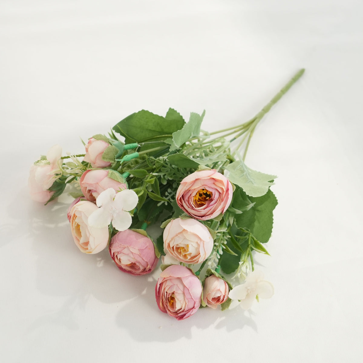 Lebensechter Blumenstrauß mit weichen Blütenblättern