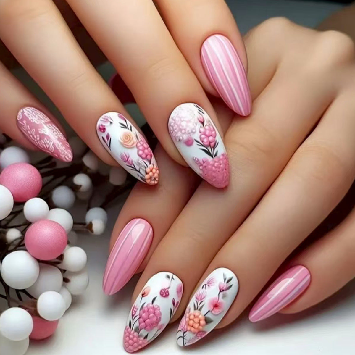 Kunstnagelset mit detaillierten floralen Designs Brehn