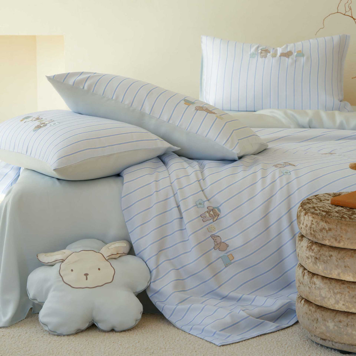 Kinder-Bettwäschegarnitur aus hochwertigem Baumwollsatin mit feinen Streifen und applizierten Häschenmotiven
