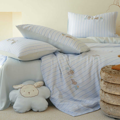 Kinder-Bettwäschegarnitur aus hochwertigem Baumwollsatin mit feinen Streifen und applizierten Häschenmotiven