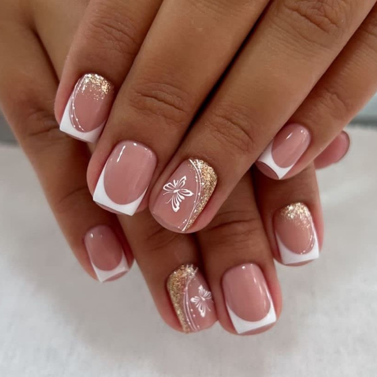 Elegante Nagelverlängerungen mit Glitzer und Blumen-Motiven Brehn