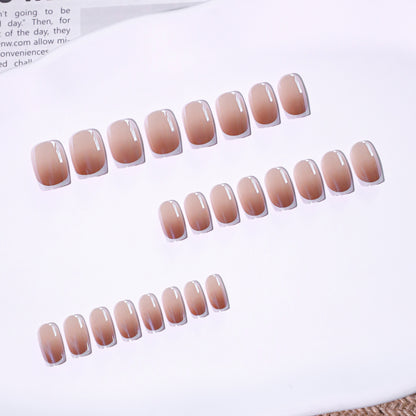 Kunstvolle Maniküre mit elegantem French-Tip Brehn