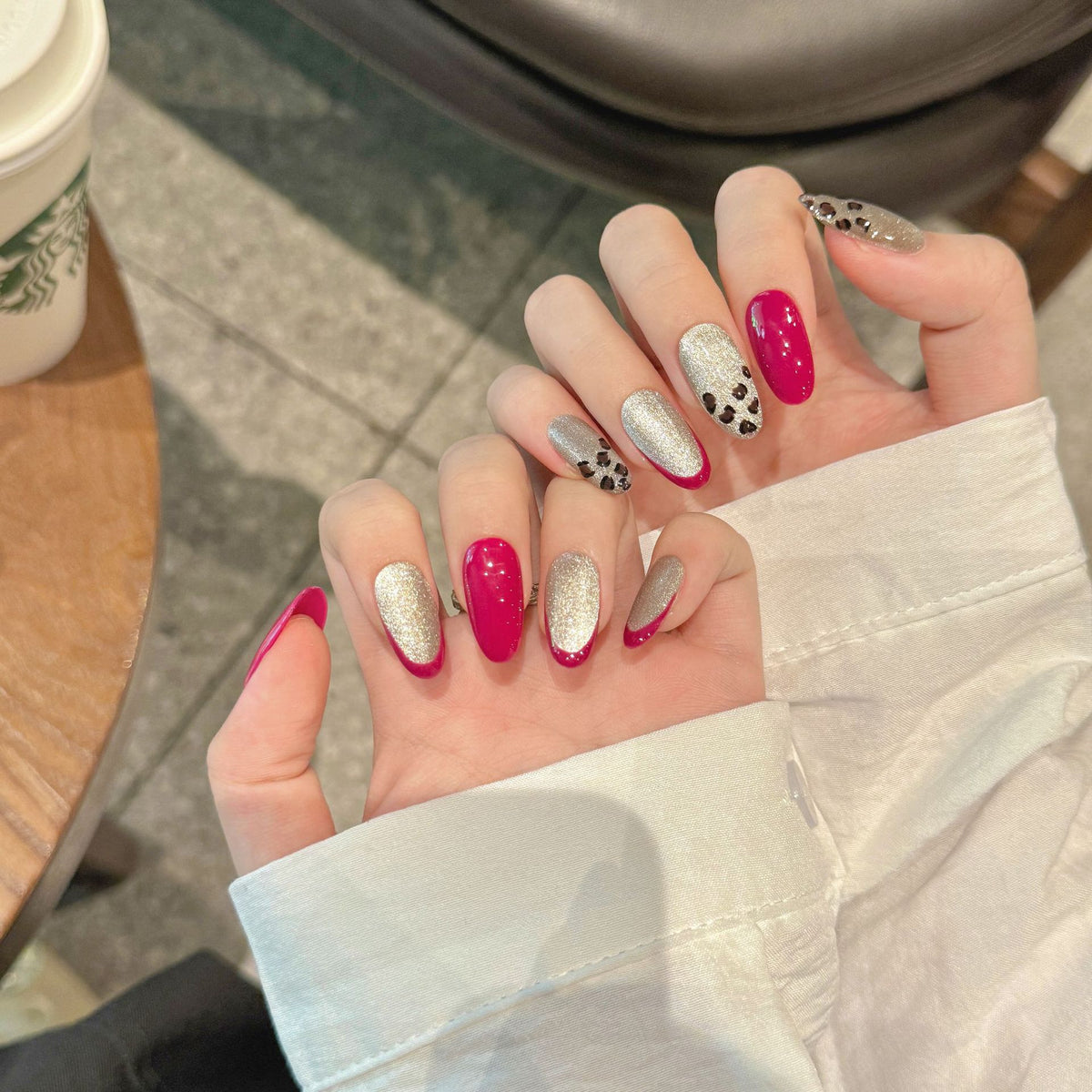 Dekoratives Press-On Nagelkunst-Set mit glamourösen Glitzerakzenten