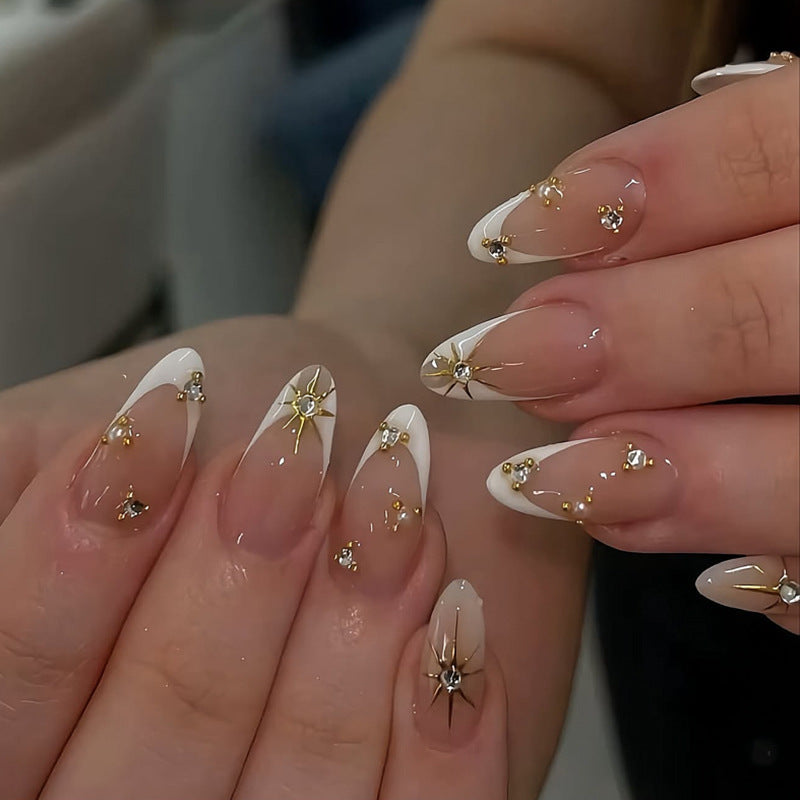 Glamouröse Nagelkunst mit Strass und Goldakzenten Brehn