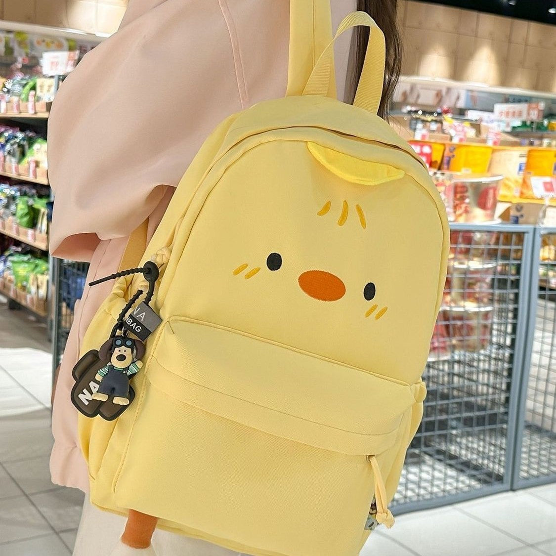 Kreativ Gestalteter Rucksack mit Plüschigen Applikationen Brehn
