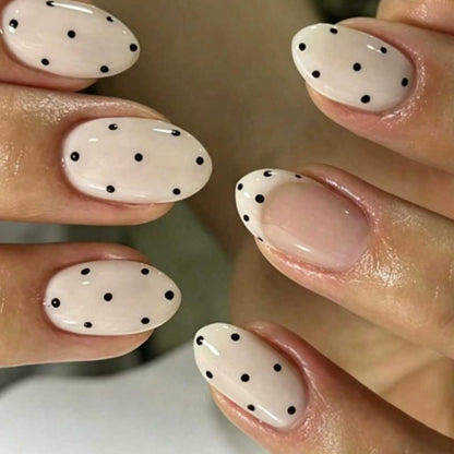Elegante gepunktete Nagelkunst-Verzierungen Brehn