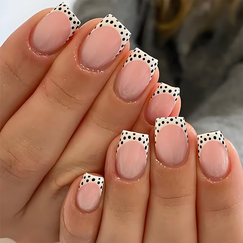 Kunstnagelset mit eleganten Punkten und hochglänzenden Akzenten Brehn