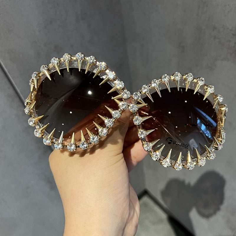 Damen stilvolle Oversize-Sonnenbrille mit auffälligem Nieten-Design Brehn