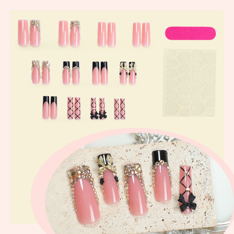 Kunstnagel-Set mit glamourösen Verzierungen und eleganten Akzenten Brehn