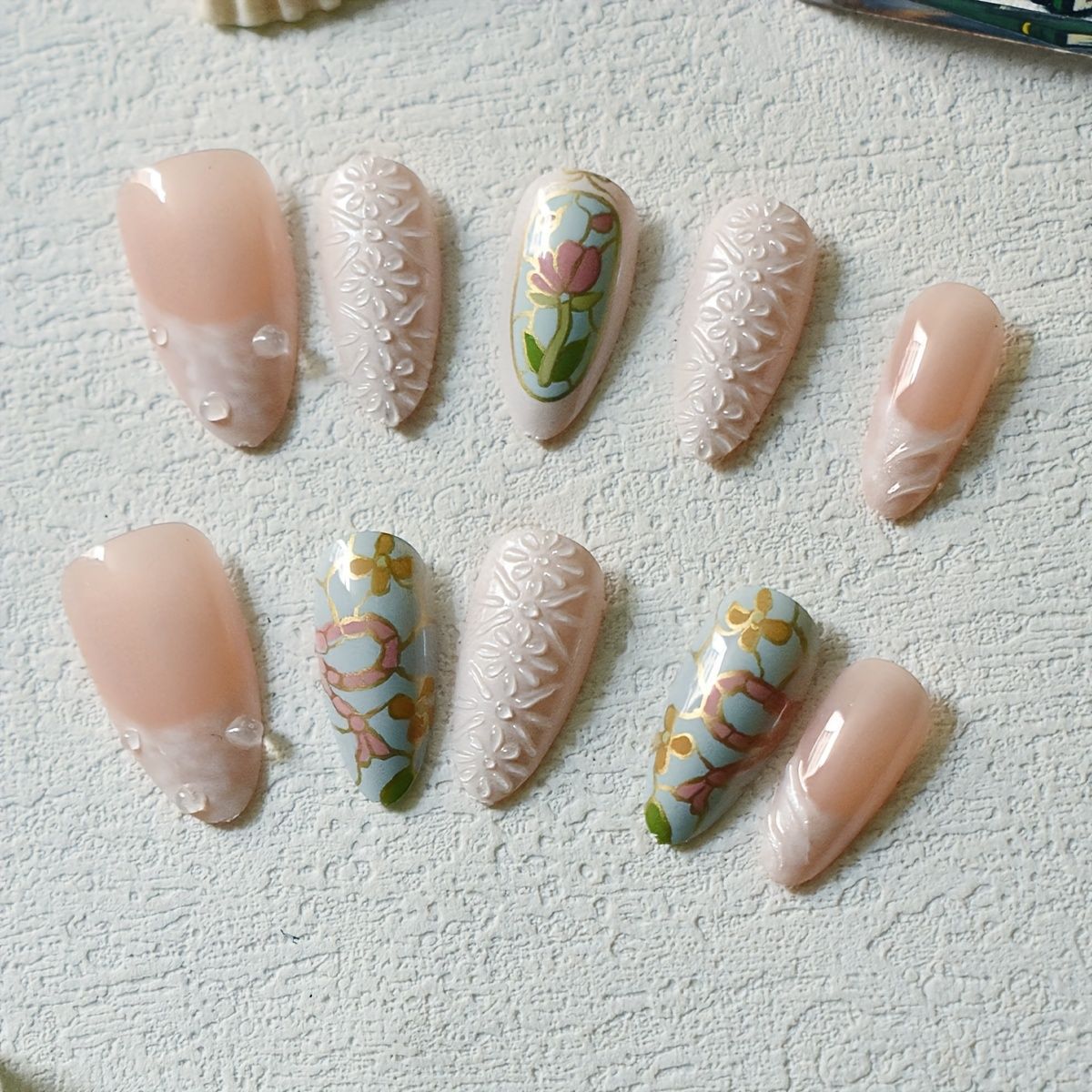 Künstlerisches florales und Edelstein Press-On Nagelset Brehn