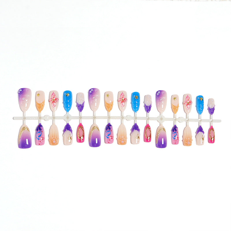 Kreatives Kunstnagel-Set mit floralen und glamourösen Verzierungen Brehn