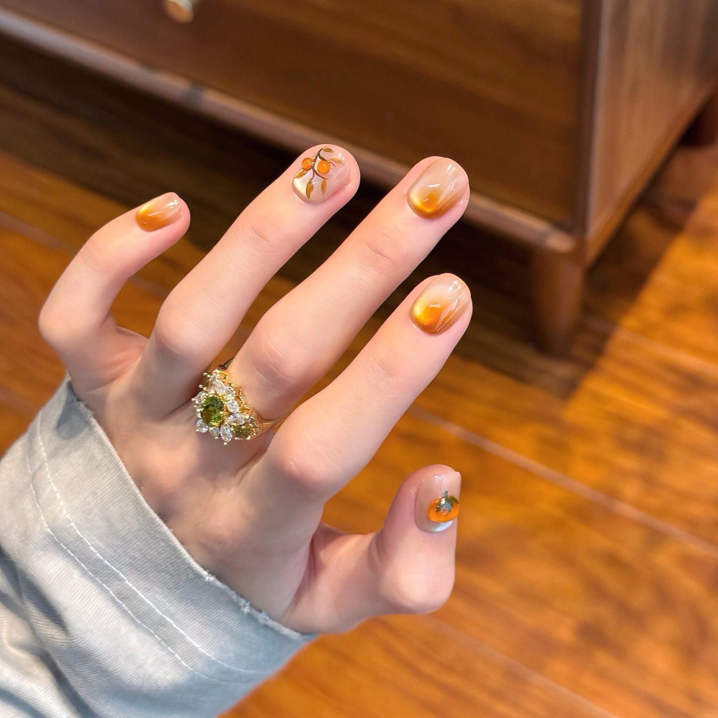 Kunstnägel Im Eleganten Ombre-Look mit Floralem Akzent Brehn