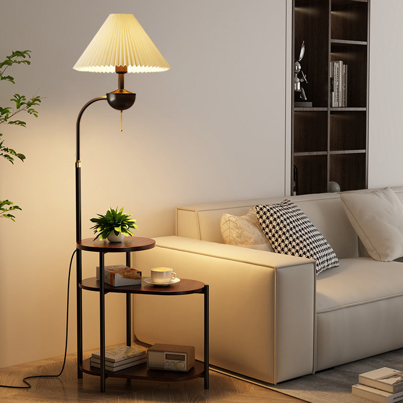 Multifunktionale Stehlampe mit integriertem Beistelltisch