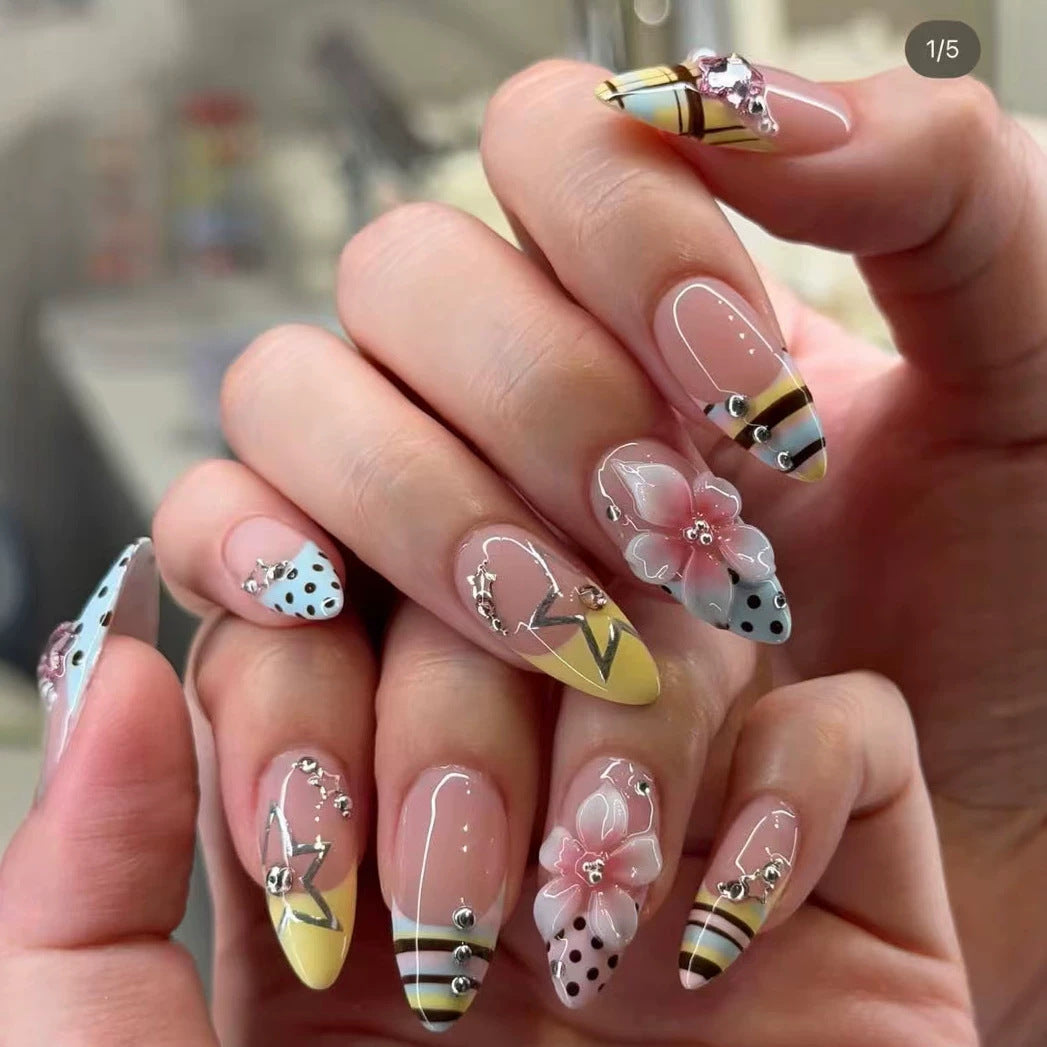 Kreatives Kunstnagelset mit floralen und geometrischen Motiven Brehn