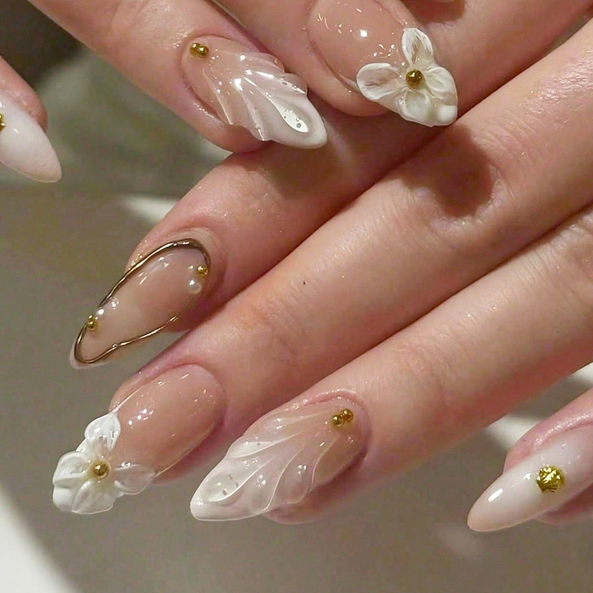 Kunstnagelset mit eleganten 3D-Motiven und goldenen Akzenten Brehn
