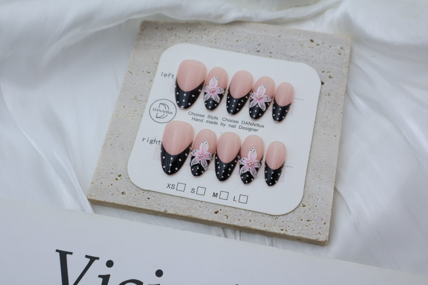 Künstlerisches Press-On Nagel Set mit floralem Design Brehn
