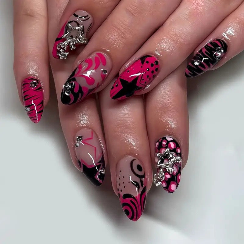 Dekorative Stiletto Press-On Nagelkunst mit floralen Akzenten Brehn