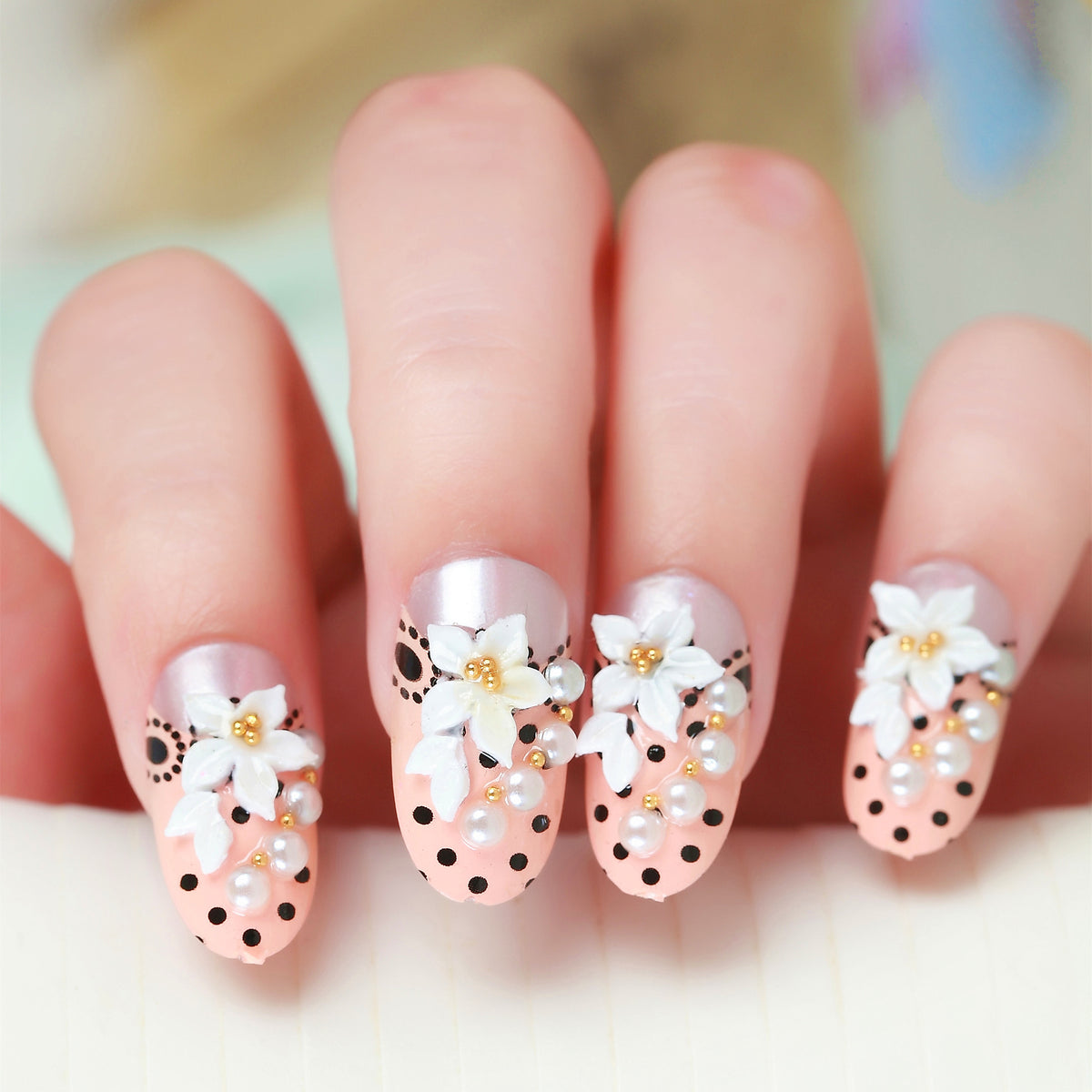 Kunstnägel mit elegantem Blumen- und Strassdesign Brehn