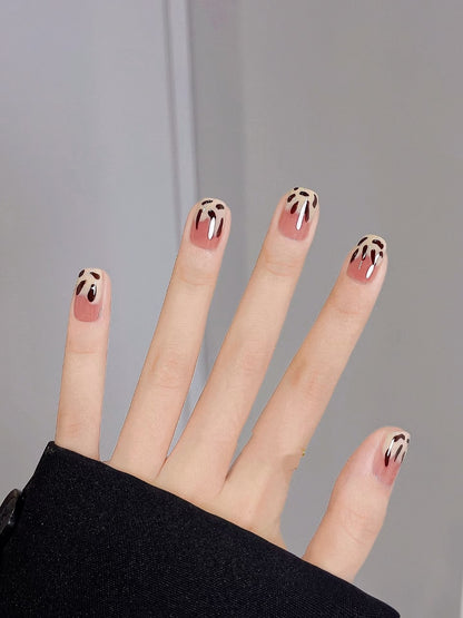 Künstlerisches Press-On Nagelset mit modernem abstraktem Design